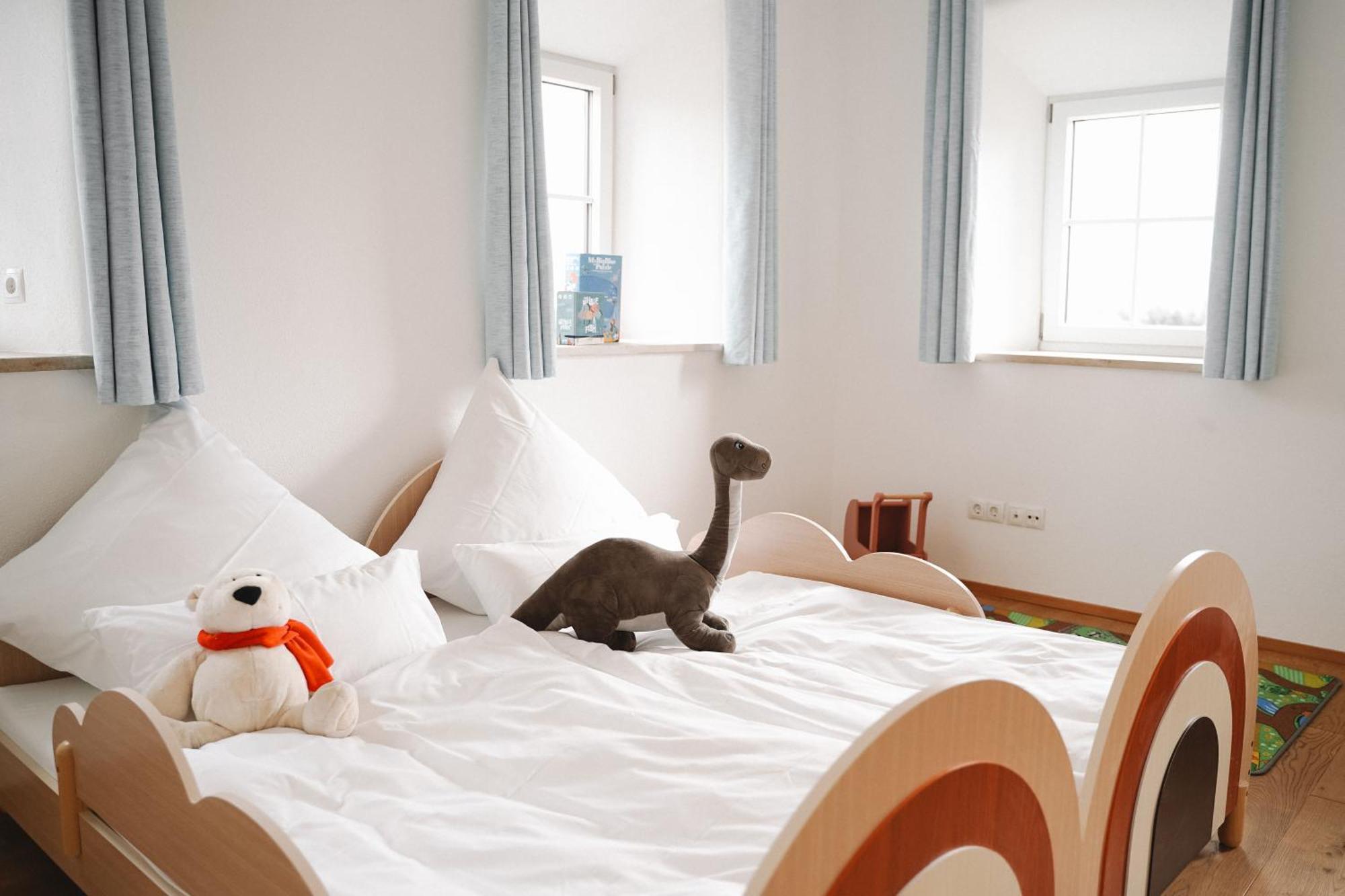 Black Horse Family Apartment - Barrierearm - Pfotenglueck - Familienzeit By Loewenherz Homes Stephanskirchen Exterior photo